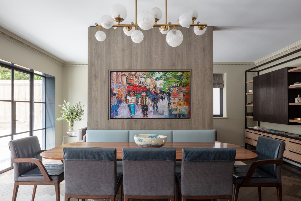 dinging room with small partition